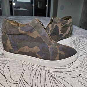 EUC Blondo Glenda Waterproof Wedge Sneaker Green Camo Zip Women's Size 9